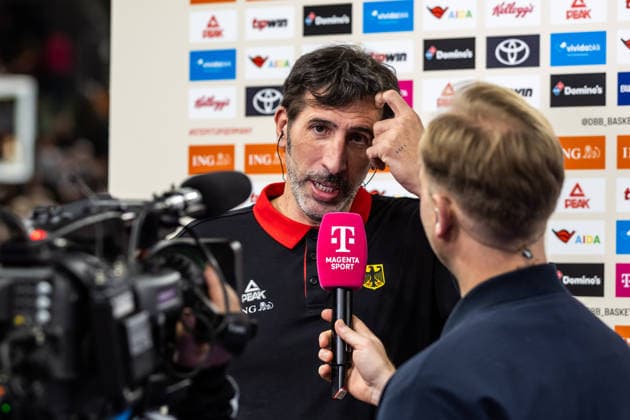 GER, FIBA Basketball World Cup 2027, European Qualifiers, Deutschland-Israel. 28.11.2025, Ratiopharm Arena, Neu-Ulm, GER, FIBA Basketball World Cup 2027, European Qualifiers, Deutschland-Israel. Ãlex Mumbru (Trainer, Deutschland) im Interview  Foto: Alexander Trienitz Neu-Ulm Ratiopharm Arena Bayern Deutschland