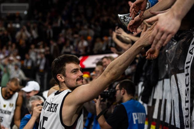 GER, FIBA Basketball World Cup 2027, European Qualifiers, Deutschland-Israel. 28.11.2025, Ratiopharm Arena, Neu-Ulm, GER, FIBA Basketball World Cup 2027, European Qualifiers, Deutschland-Israel. Jonas Mattisseck (Deutschland, No15) bedankt sich bei den Fans  Foto: Alexander Trienitz Neu-Ulm Ratiopharm Arena Bayern Deutschland