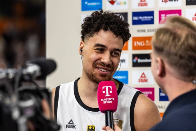 GER, FIBA Basketball World Cup 2027, European Qualifiers, Deutschland-Israel. 28.11.2025, Ratiopharm Arena, Neu-Ulm, GER, FIBA Basketball World Cup 2027, European Qualifiers, Deutschland-Israel. Joshua Obiesie (Deutschland, No77) beim Interview  Foto: Alexander Trienitz Neu-Ulm Ratiopharm Arena Bayern Deutschland