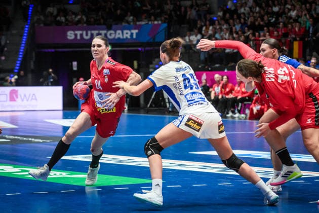Jovana Skrobic (Serbien, 24) vs. Matthildur Lilja Jonsdottir (Island, 43), re. Dragana Cvijic (Serbien, 72) GER, Serbien - Island, Handball Weltmeisterschaft, Vorrunde, Gruppe C, 28.11.2025 GER, Serbien - Island, Handball Weltmeisterschaft, Vorrunde, Gruppe C, 28.11.2025 Stuttgart Copyright: xSandyxDinkelackerx EP_SDR