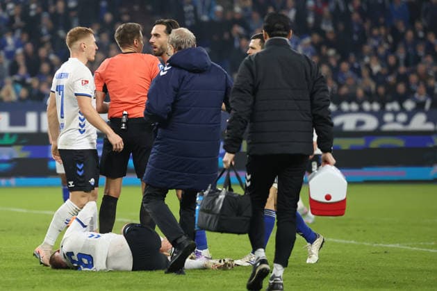 Sebastian Klaas (SC Paderborn 07) liegt am Boden und muss behandelt werden beim Spiel der 2. Bundesliga (Saison 2025 26) FC Schalke 04 - SC Paderborn 07 Copyright: Thomas Pakusch