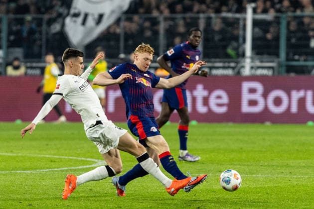 1. Fußball Bundesliga: Borussia Mönchengladbach - RB Leipzig; 28.11.2025 Nicolas Seiwald (RB Leipzig, 13), Yannik Engelhardt (Borussia Mönchengladbach, 6) 1. Fußball Bundesliga: Borussia Mönchengladbach - RB Leipzig; Borussia-Park, Mönchengladbach; 28.11.2025 DFL regulations prohibit any use of photographs as image sequences and or quasi video. Copyright: xBEAUTIFULxSPORTS Buriakovx