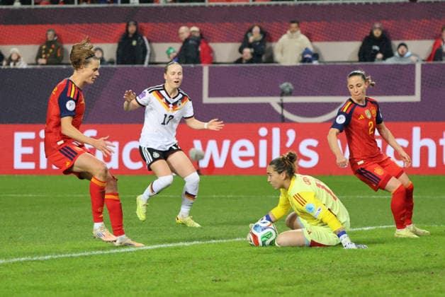 28.11.2025, Fussball, Frauen, UEFA Women s Nations League Finale 2025, Deutschland - Spanien, Franziska Kett (Deutschland), Cata Coll (Spanien), Ona Batlle (Spanien), Irene Paredes (Spanien) Kaiserslautern Fritz-Walter-Stadion Rheinland-Pfalz Deutschland (DEU) Copyright: xSebastianxBachx