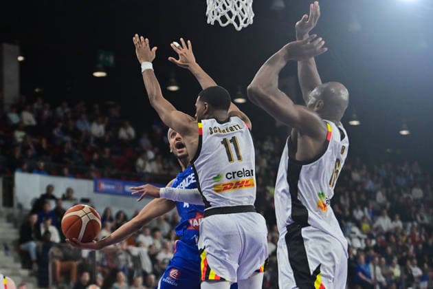 BASKET : France vs Belgique - Rouen - 28 11 2025 Sene Benjamin ( 44 - France ) and Loic Schwartz ( 11 - Belgium ) during the FIBA European Qualifiers match between France and Belgium at Kindarena on November 28, 2025 in Rouen, France. ( Photo by Federico Pestellini PSNewz ) - RouenFrance  Copyright: xFedericoxPestellinix