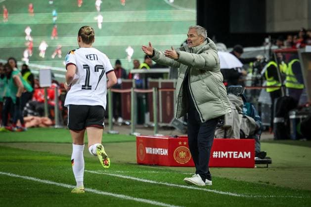 Cheftrainer Christian Wueck(Deutschland) gestikuliert, mit Franziska Kett 17 (Deutschland), Deutschland vs. Spanien, Fussball, Frauen, UEFA, Women™s Nations League, Saison 2025 2026, Finale - Runde 1 von 2, 28.11.2025 Kaiserslautern Rheinland-Pfalz Deutschland