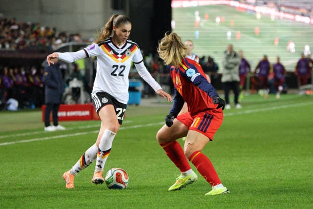 28.11.2025, Fussball, Frauen, UEFA Women s Nations League Finale 2025, Deutschland - Spanien, Jule Brand (Deutschland), Alba Redondo (Spanien) Kaiserslautern Fritz-Walter-Stadion Rheinland-Pfalz Deutschland (DEU) Copyright: xSebastianxBachx