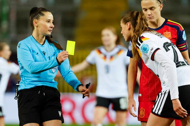 Jule Brand (Deutschland, 22) bekommt die gelbe Karte von Schiedsrichterin Iuliana Demetrescu (ROU) , Fussball Frauen, UEFA Womens Nations League 2025, Finale 1. Spiel, Deutschland vs. Spanien, 28.11.2025, Fritz-Walter-Stadion, Kaiserslautern, Deutschland Kaiserslautern Fritz-Walter-Stadion Rheinland-Pfalz Deutschland Copyright: xGrantxHubbsx