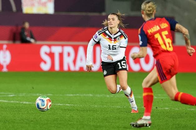 Selina Cerci 15 (Deutschland) in Aktion gegen Maria Leon 16 (Spanien Seleccion Espanola Femenina de Futbol), Deutschland vs. Spanien, Fussball, Frauen, UEFA, Women™s Nations League, Saison 2025 2026, Finale - Runde 1 von 2, 28.11.2025 Kaiserslautern Rheinland-Pfalz Deutschland