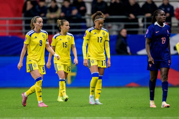 251128 Kosovare Asllani, Julia Zigiotti Olme and Felicia Schröder of Sweden look dejected after 1-0 during the Women s Nations League bronze medal football match between France and Sweden on November 28, 2025 in Reims. Photo: Ludvig Thunman BILDBYRAN kod LT LT0755 fotboll football soccer fotball nations league uefa womens nations league frankrike sverige sweden dam bbeng depp Copyright: LUDVIGxTHUNMAN BB251128LT077