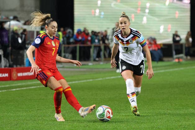 28.11.2025, Fussball, Frauen, UEFA Women s Nations League Finale 2025, Deutschland - Spanien, Giulia Gwinn (Deutschland), Olga Carmona (Spanien) Kaiserslautern Fritz-Walter-Stadion Rheinland-Pfalz Deutschland (DEU) Copyright: xSebastianxBachx