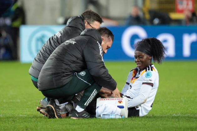 28.11.2025, xhettx, Fussball UEFA Women s Nations League Finale Hinspiel , Deutschland - Spanien v.l. Anyomi (Deutschland, 11) muss verletzt raus (DFL DFB REGULATIONS PROHIBIT ANY USE OF PHOTOGRAPHS as IMAGE SEQUENCES and or QUASI-VIDEO) Kaiserslautern