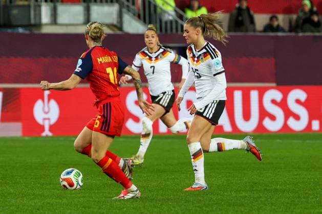 Schuss aufs Tor von Selina Cerci 15 (Deutschland), Deutschland vs. Spanien, Fussball, Frauen, UEFA, Women™s Nations League, Saison 2025 2026, Finale - Runde 1 von 2, 28.11.2025 Kaiserslautern Rheinland-Pfalz Deutschland