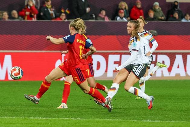 Schuss aufs Tor von Selina Cerci 15 (Deutschland), Deutschland vs. Spanien, Fussball, Frauen, UEFA, Women™s Nations League, Saison 2025 2026, Finale - Runde 1 von 2, 28.11.2025 Kaiserslautern Rheinland-Pfalz Deutschland