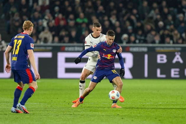 Mönchengladbach, Deutschland, 28.11.25: Yannik Engelhardt (Borussia Mönchengladbach) und Christoph Baumgartner (RB Leipzig) im Kampf um den Ball waehrend des Spiels der Bundesliga zwischen Borussia Mönchengladbach vs RB Leipzig im Stadion im Borussia Park Mönchengladbach Stadion im Borussia Park North Rhine-Westphalia Germany Copyright: xBrauer-Fotoagenturx xAdrianxSchlx