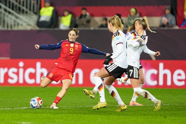 Fussball: UEFA Women s Nations League, Finalspiel 1, Deutschland - Spanien am 28.11.2025 in Kaiserslautern (Fritz-Walter-Stadion), Deutschland, Saison 2025 2026: Esther Gonzalez (9, ESP) schießt aufs Tor. Kaiserslautern Fritz-Walter-Stadion Deutschland Copyright: xChristophxKinzingerx