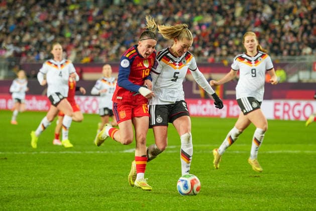 Fussball: UEFA Women s Nations League, Finalspiel 1, Deutschland - Spanien am 28.11.2025 in Kaiserslautern (Fritz-Walter-Stadion), Deutschland, Saison 2025 2026: Strafraumszene zwischen Janina Minge (5, GER) und Eva Navarro (19, ESP). Kaiserslautern Fritz-Walter-Stadion Deutschland Copyright: xChristophxKinzingerx