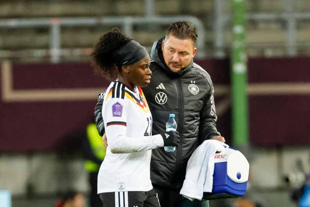 Nicole Anyomi (Deutschland, 11) geht verlezt vom Platz , Fussball Frauen, UEFA Womens Nations League 2025, Finale 1. Spiel, Deutschland vs. Spanien, 28.11.2025, Fritz-Walter-Stadion, Kaiserslautern, Deutschland Kaiserslautern Fritz-Walter-Stadion Rheinland-Pfalz Deutschland Copyright: xGrantxHubbsx