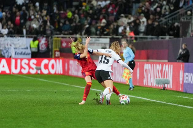 UEFA WOMEN S NATIONS LEAGUE: Deutschland vs Spanien, 28.11.025 Zweikampf zwischen Olga Carmona (Spanien, 7) und Selina Cerci (Deutschland, 15) UEFA WOMEN S NATIONS LEAGUE: Deutschland vs Spanien, Fritz-Walter-Stadion, 28.11.025 DFB DFL REGULATIONS PROHIBIT ANY USE OF PHOTOGRAPHS AS IMAGE SEQUENCES AND OR QUASI-VIDEO. Copyright: xBEAUTIFULxSPORTS Boscox