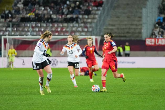 UEFA WOMEN S NATIONS LEAGUE: Deutschland vs Spanien, 28.11.025 Zweikampf zwischen Janina Minge (Deutschland, 5) und Mariona Caldentey (Spanien, 8) UEFA WOMEN S NATIONS LEAGUE: Deutschland vs Spanien, Fritz-Walter-Stadion, 28.11.025 DFB DFL REGULATIONS PROHIBIT ANY USE OF PHOTOGRAPHS AS IMAGE SEQUENCES AND OR QUASI-VIDEO. Copyright: xBEAUTIFULxSPORTS Boscox