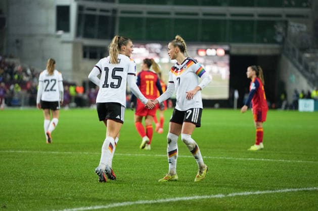 UEFA WOMEN S NATIONS LEAGUE: Deutschland vs Spanien, 28.11.025 Selina Cerci (Deutschland, 15) und Giulia Gwinn (Deutschland, 7) klatschen sich ab UEFA WOMEN S NATIONS LEAGUE: Deutschland vs Spanien, Fritz-Walter-Stadion, 28.11.025 DFB DFL REGULATIONS PROHIBIT ANY USE OF PHOTOGRAPHS AS IMAGE SEQUENCES AND OR QUASI-VIDEO. Copyright: xBEAUTIFULxSPORTS Boscox
