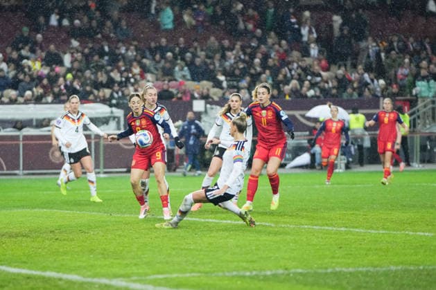 UEFA WOMEN S NATIONS LEAGUE: Deutschland vs Spanien, 28.11.025 Giulia Gwinn (Deutschland, 7) mit einer Rettungsaktion UEFA WOMEN S NATIONS LEAGUE: Deutschland vs Spanien, Fritz-Walter-Stadion, 28.11.025 DFB DFL REGULATIONS PROHIBIT ANY USE OF PHOTOGRAPHS AS IMAGE SEQUENCES AND OR QUASI-VIDEO. Copyright: xBEAUTIFULxSPORTS Boscox