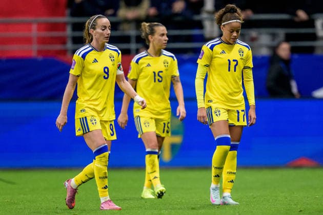 251128 Kosovare Asllani, Julia Zigiotti Olme and Felicia Schröder of Sweden look dejected after 1-0 during the Women s Nations League bronze medal football match between France and Sweden on November 28, 2025 in Reims. Photo: Ludvig Thunman BILDBYRAN kod LT LT0755 fotboll football soccer fotball nations league uefa womens nations league frankrike sverige sweden dam bbeng depp Copyright: LUDVIGxTHUNMAN BB251128LT080