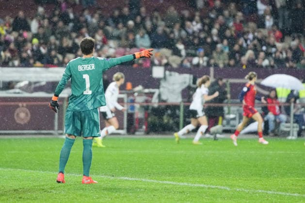 UEFA WOMEN S NATIONS LEAGUE: Deutschland vs Spanien, 28.11.025 Ann-Katrin Berger (Deutschland, 1) die ihrem Kolleginnen anzeigt UEFA WOMEN S NATIONS LEAGUE: Deutschland vs Spanien, Fritz-Walter-Stadion, 28.11.025 DFB DFL REGULATIONS PROHIBIT ANY USE OF PHOTOGRAPHS AS IMAGE SEQUENCES AND OR QUASI-VIDEO. Copyright: xBEAUTIFULxSPORTS Boscox