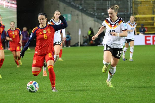 28.11.2025, Fussball, Frauen, UEFA Women s Nations League Finale 2025, Deutschland - Spanien, Franziska Kett (Deutschland), Aitana Bonmati (Spanien) Kaiserslautern Fritz-Walter-Stadion Rheinland-Pfalz Deutschland (DEU) Copyright: xSebastianxBachx