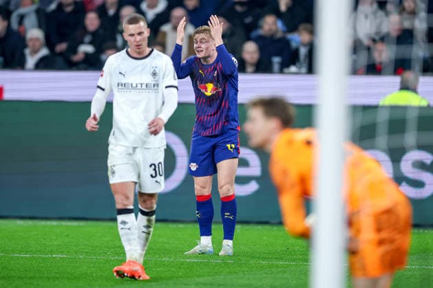 28.11.2025, Fußball, Borussia Mönchengladbach - RB Leipzig, 1. Fußball Bundesliga, 12.Spieltag, Borussia-Park, Saison 2025 2026: Conrad Harder (RB Leipzig 11) steht gestikulierend auf dem Spielfeld und ärgert sich DFB regulations prohibit any use of photographs as image sequences and or quasi-video. Nordrhein-Westfalen Deutschland