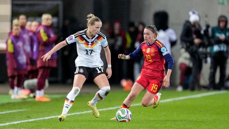 v.li.: Franziska Kett (DFB-Frauen, 17), Eva Navarro (Spanien, 19), Zweikampf, Spielszene, Duell, duel, tackle, tackling, Dynamik, Action, Aktion, 28.11.2025, Kaiserslautern (Deutschland), Fussball, UEFA Women s Nations League, Finale, Hinspiel, Deutschland - Spanien, THE EVENT REGULATIONS PROHIBIT ANY USE OF PHOTOGRAPHS AS IMAGE SEQUENCES AND OR QUASI-VIDEO.