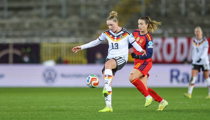 GER, Kaiserslautern, Deutschland vs Spanien, Länderspiel, Fussball, UEFA, Spielzeit 2025 2026, Womens Nations League, Fritz-Walter-Stadion, Finale, Hinspiel im Bild v.l.: Alara (Deutschland), Alexia Putellas (Spanien 11) DFB DFL REGULATIONS PROHIBIT ANY USE OF PHOTOGRAPHS AS IMAGE SEQUENCES AND OR QUASI-VIDEO, 28.11.2025 Copyright: HMBxMedia HendrikxHamelau