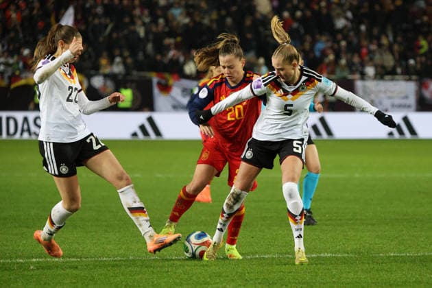 28.11.2025, Fussball, Frauen, UEFA Women s Nations League Finale 2025, Deutschland - Spanien, Janina Minge (Deutschland), Jule Brand (Deutschland), Claudia Pina (Spanien) Kaiserslautern Fritz-Walter-Stadion Rheinland-Pfalz Deutschland (DEU) Copyright: xSebastianxBachx