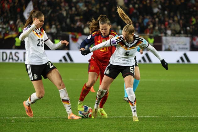 28.11.2025, Fussball, Frauen, UEFA Women s Nations League Finale 2025, Deutschland - Spanien, Janina Minge (Deutschland), Jule Brand (Deutschland), Claudia Pina (Spanien) Kaiserslautern Fritz-Walter-Stadion Rheinland-Pfalz Deutschland (DEU) Copyright: xSebastianxBachx