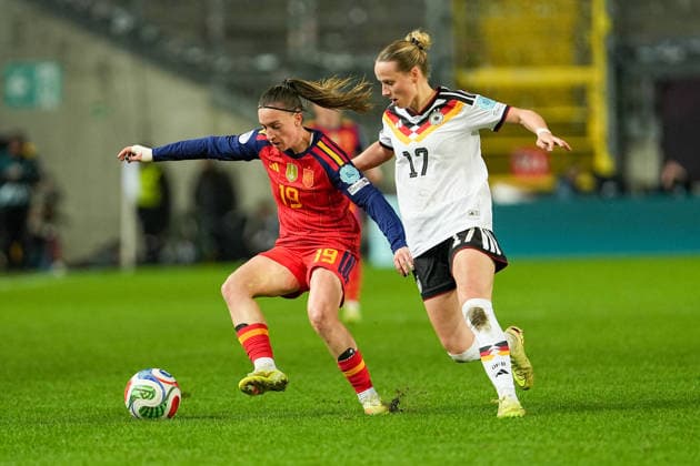 Fussball: UEFA Women s Nations League, Finalspiel 1, Deutschland - Spanien am 28.11.2025 in Kaiserslautern (Fritz-Walter-Stadion), Deutschland, Saison 2025 2026: Eva Navarro (19, ESP) im Zweikampf mit Franziska Kett (17, GER). Kaiserslautern Fritz-Walter-Stadion Deutschland Copyright: xChristophxKinzingerx
