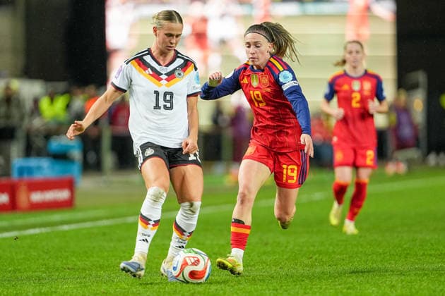 Fussball: UEFA Women s Nations League, Finalspiel 1, Deutschland - Spanien am 28.11.2025 in Kaiserslautern (Fritz-Walter-Stadion), Deutschland, Saison 2025 2026: Klara Bühl (19, GER) im Zweikampf mit Eva Navarro (19, ESP). Kaiserslautern Fritz-Walter-Stadion Deutschland Copyright: xChristophxKinzingerx