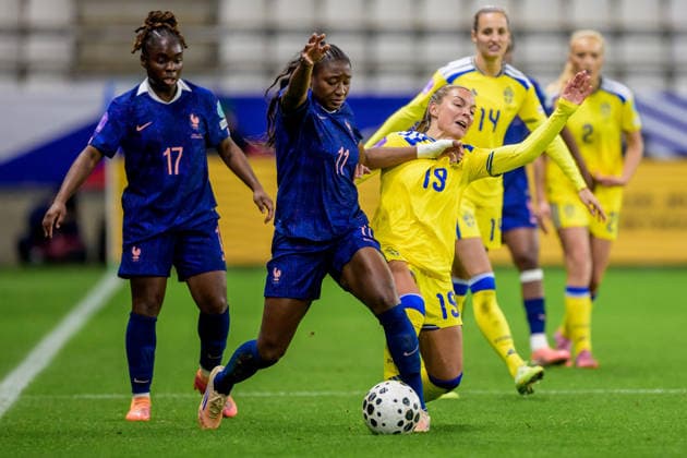 251128 Kadidiatou Diani of France and Johanna Rytting Kaneryd of Sweden during the Women s Nations League bronze medal football match between France and Sweden on November 28, 2025 in Reims. Photo: Ludvig Thunman BILDBYRAN kod LT LT0755 fotboll football soccer fotball nations league uefa womens nations league frankrike sverige sweden dam bbeng Copyright: LUDVIGxTHUNMAN BB251128LT088