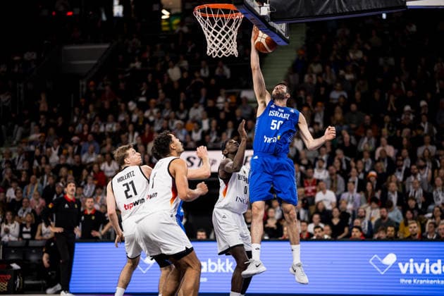 NEU-ULM, GERMANY - NOVEMBER 28: Yovel Zoosman (Israel, 50) throws the ball during the FIBA World Cup European Qualifiers match between Germany vs. Israel at Ratiopharm Arena on matchday 1 of the FIBA World Cup European Qualifiers on November 28, 2025 in Neu-Ulm, Germany. Baden-Württemberg Germany Copyright: xBEAUTIFULxSPORTS Wunderlx
