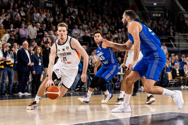 NEU-ULM, GERMANY - NOVEMBER 28: Justus Hollatz (Germany, 21) with the ball during the FIBA World Cup European Qualifiers match between Germany vs. Israel at Ratiopharm Arena on matchday 1 of the FIBA World Cup European Qualifiers on November 28, 2025 in Neu-Ulm, Germany. Baden-Württemberg Germany Copyright: xBEAUTIFULxSPORTS Wunderlx