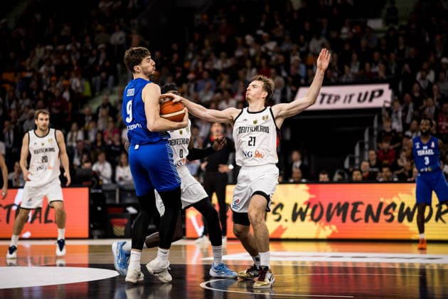 NEU-ULM, GERMANY - NOVEMBER 28: Roman Sorkin (Israel, 9) fights for the ball against Justus Hollatz (Germany, 21) during the FIBA World Cup European Qualifiers match between Germany vs. Israel at Ratiopharm Arena on matchday 1 of the FIBA World Cup European Qualifiers on November 28, 2025 in Neu-Ulm, Germany. Baden-Württemberg Germany Copyright: xBEAUTIFULxSPORTS Wunderlx