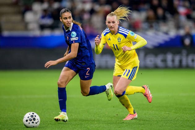 251128 Maelle Lakrar of France and Stina Blackstenius of Sweden during the Women s Nations League bronze medal football match between France and Sweden on November 28, 2025 in Reims. Photo: Ludvig Thunman BILDBYRAN kod LT LT0755 fotboll football soccer fotball nations league uefa womens nations league frankrike sverige sweden dam bbeng Copyright: LUDVIGxTHUNMAN BB251128LT094