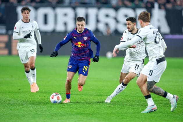28.11.2025, Fußball, Borussia Mönchengladbach - RB Leipzig, 1. Fußball Bundesliga, 12.Spieltag, Borussia-Park, Saison 2025 2026: Christoph Baumgartner (RB Leipzig 14) im Zweikampf gegen Tim Kleindienst (Borussia Mönchengladbach 11) und Luca Netz (Borussia Mönchengladbach 20) DFB regulations prohibit any use of photographs as image sequences and or quasi-video. Nordrhein-Westfalen Deutschland