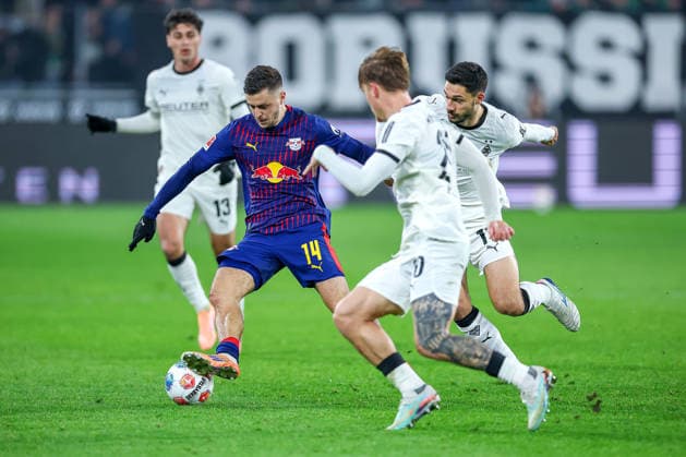 28.11.2025, Fußball, Borussia Mönchengladbach - RB Leipzig, 1. Fußball Bundesliga, 12.Spieltag, Borussia-Park, Saison 2025 2026: Christoph Baumgartner (RB Leipzig 14) im Zweikampf gegen Tim Kleindienst (Borussia Mönchengladbach 11) und Luca Netz (Borussia Mönchengladbach 20) DFB regulations prohibit any use of photographs as image sequences and or quasi-video. Nordrhein-Westfalen Deutschland