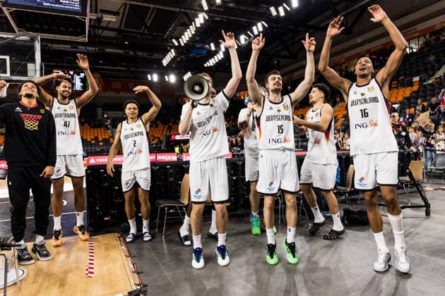 NEU-ULM, GERMANY - NOVEMBER 28: The players of Germany doing the Humba with their fans after the FIBA World Cup European Qualifiers match between Germany vs. Israel at Ratiopharm Arena on matchday 1 of the FIBA World Cup European Qualifiers on November 28, 2025 in Neu-Ulm, Germany. Brandon Tischler (Germany), Norris Agbakoko (Germany, 47), Jack Kayil (Germany, 2), Isaac Bonga (Germany, 0), Malte Delow (Germany, 20), Christian Sengfelder (Germany, 43), Jonas Mattisseck (Germany, 15), Louis Olinde (Germany, 16) Joshua Obiesie (Germany, 77) Baden-Württemberg Germany Copyright: xBEAUTIFULxSPORTS Wunderlx