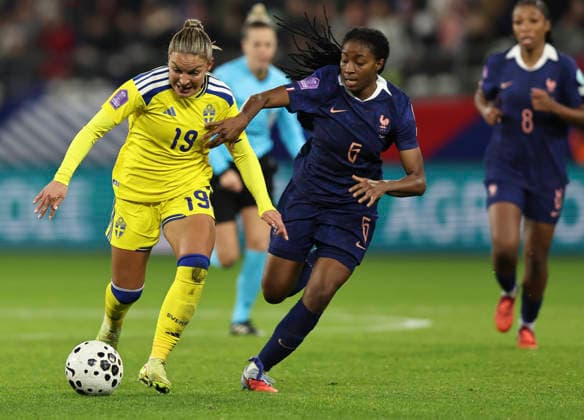 REIMS, FRANCE 20251128 Sweden s Johanna Rytting Kaneryd and France s Sakina Karchaou during Friday s match 1 of 2 for third place in the Nations League in women s football between France and Sweden at the Stade Auguste-Delaune in Reims.