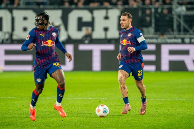 David Raum (RB Leipzig, 22) und Yan Diomande (RB Leipzig, 49) VfL Borussia Moenchengladbach vs. RB Leipzig, Fussball, 1. Bundesliga, 12. Spieltag, Saison 2025 2026, 28.11.2025 DFL REGULATIONS PROHIBIT ANY USE OF PHOTOGRAPHS AS IMAGE SEQUENCES AND OR QUASI-VIDEO VfL Borussia Moenchengladbach vs. RB Leipzig, Fussball, 1. Bundesliga, 12. Spieltag, Saison 2025 2026, 28.11.2025 Moenchengladbach Copyright: xEibner-Pressefoto J.xDerondeaux EP_JDU