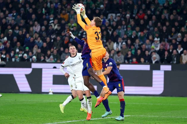 28.11.2025, Fußball, Borussia Mönchengladbach - RB Leipzig, 1. Fußball Bundesliga, 12.Spieltag, Borussia-Park, Saison 2025 2026: Yannik Engelhardt (Borussia Mönchengladbach 06) verteidigt im Strafraum gegen Ezechiel Banzuzi (RB Leipzig 06) DFB regulations prohibit any use of photographs as image sequences and or quasi-video. Nordrhein-Westfalen Deutschland