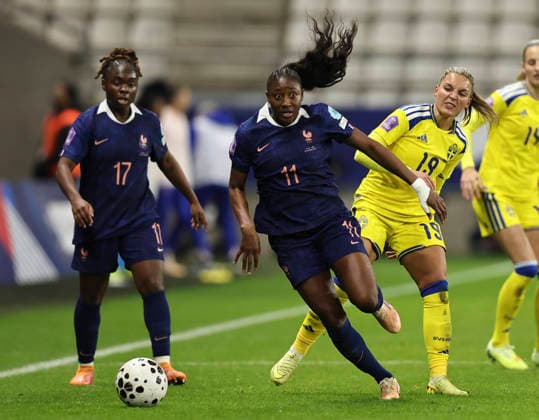 REIMS, FRANKRIKE 20251128 Frankrikes Sandy Baltimor (t.v.) Kadidiatou Diani och Sveriges Johanna Rytting Kaneryd under fredagens match 1 av 2 om tredje plats i Nations League i fotboll för damer mellan Frankrike och Sverige pa Stade Auguste-Delaune i Reims.