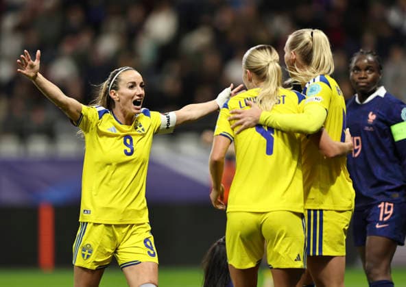 REIMS, FRANCE 20251128 Sweden s Kosovare Asllani celebrates after Stina Blackstenius equalizes to 1-1 during Friday s match 1 of 2 for third place in the Nations League in women s football between France and Sweden at the Stade Auguste-Delaune in Reims.