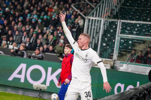 Deutschland: Fussball Bundesliga 2025 26, 12. Spieltag - Borussia Mönchengladbach vs RB Leipzig - Borussia-Park (Mönchengladbach): Nico Elvedi (Borussia Mönchengladbach, 30) Mönchengladbach Nordrhein-Westfalen Deutschland Copyright: xJOERANxSTEINSIEKx