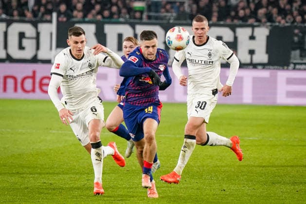 Deutschland: Fussball Bundesliga 2025 26, 12. Spieltag - Borussia Mönchengladbach vs RB Leipzig - Borussia-Park (Mönchengladbach): Christoph Baumgartner (RB Leipzig, 14) Yannik Engelhardt (Borussia Mönchengladbach, 6) Nico Elvedi (Borussia Mönchengladbach, 30) Mönchengladbach Nordrhein-Westfalen Deutschland Copyright: xJOERANxSTEINSIEKx